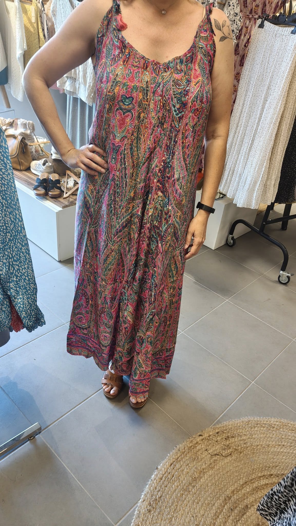 Robe longue bohème à bretelles – imprimé paisley & décolleté dos en V