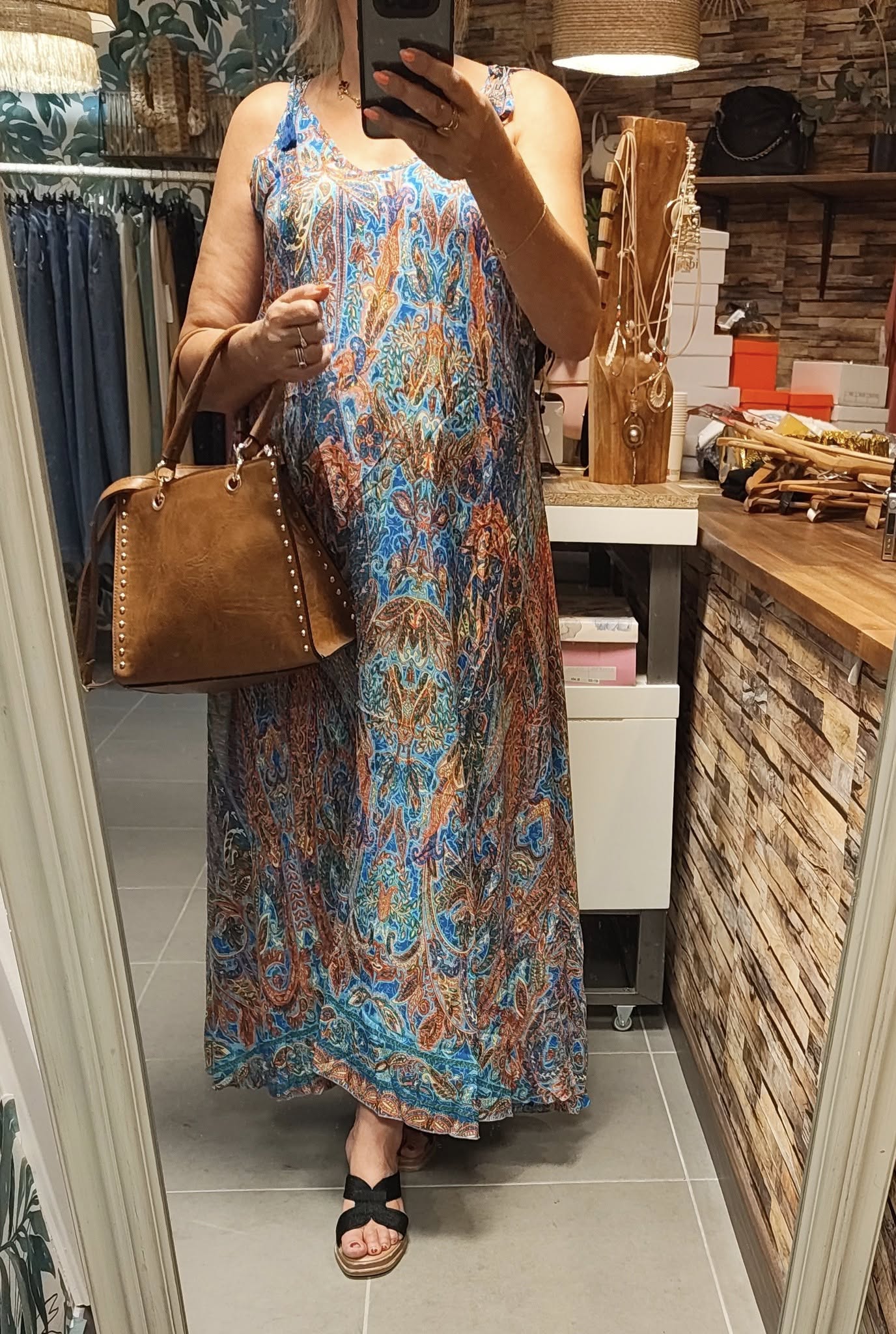 Robe longue bohème à bretelles – imprimé paisley & décolleté dos en V