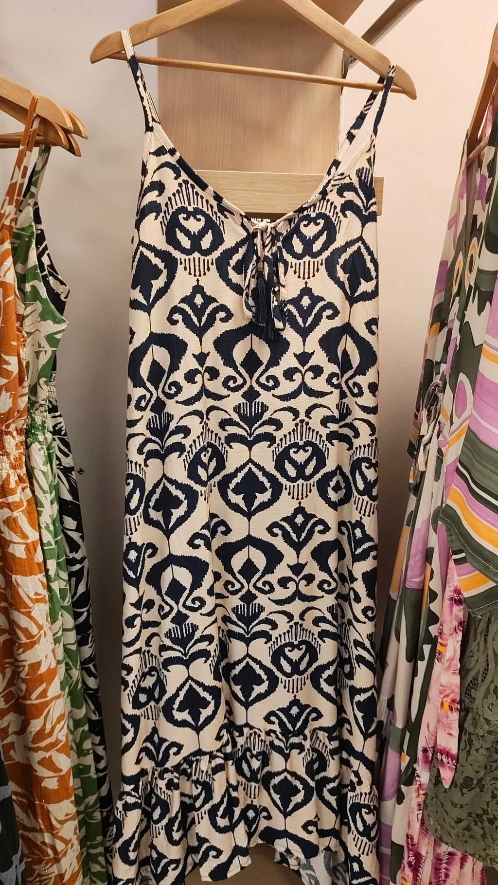 Robe Longue Asymétrique à Bretelles – Imprimé Ikat Chic