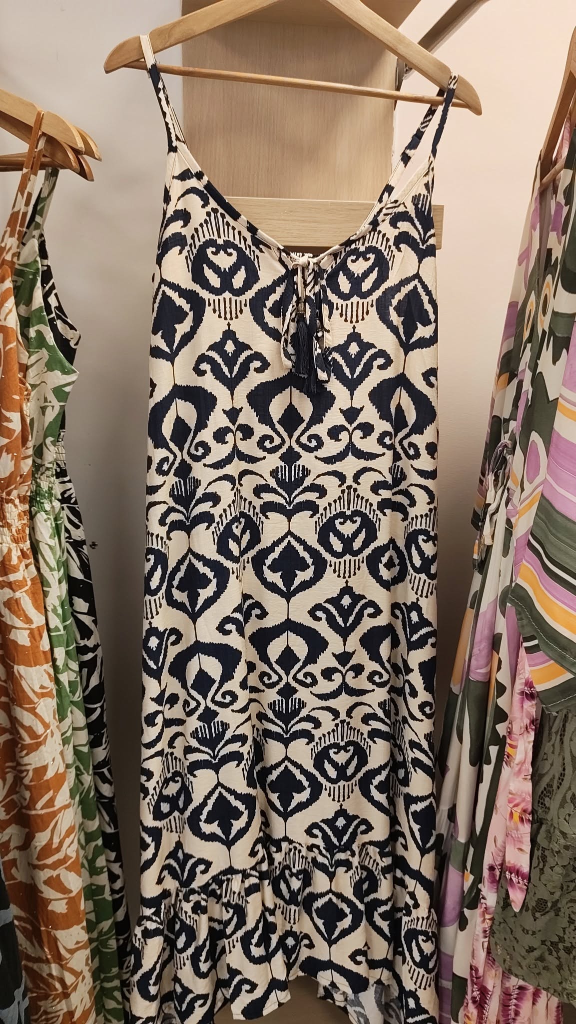 Robe Longue Asymétrique à Bretelles – Imprimé Ikat Chic