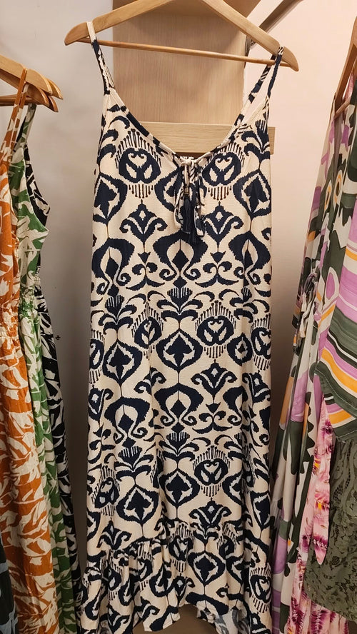 Robe Longue Asymétrique à Bretelles – Imprimé Ikat Chic