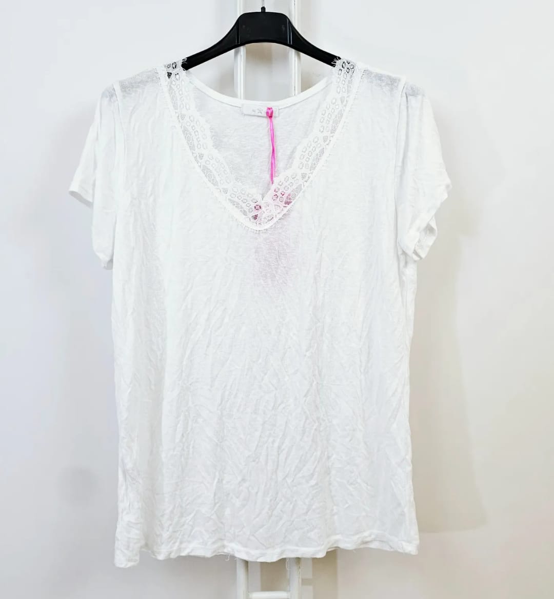 🌸 T-shirt "Doux Dentelle" – Élégance & Simplicité