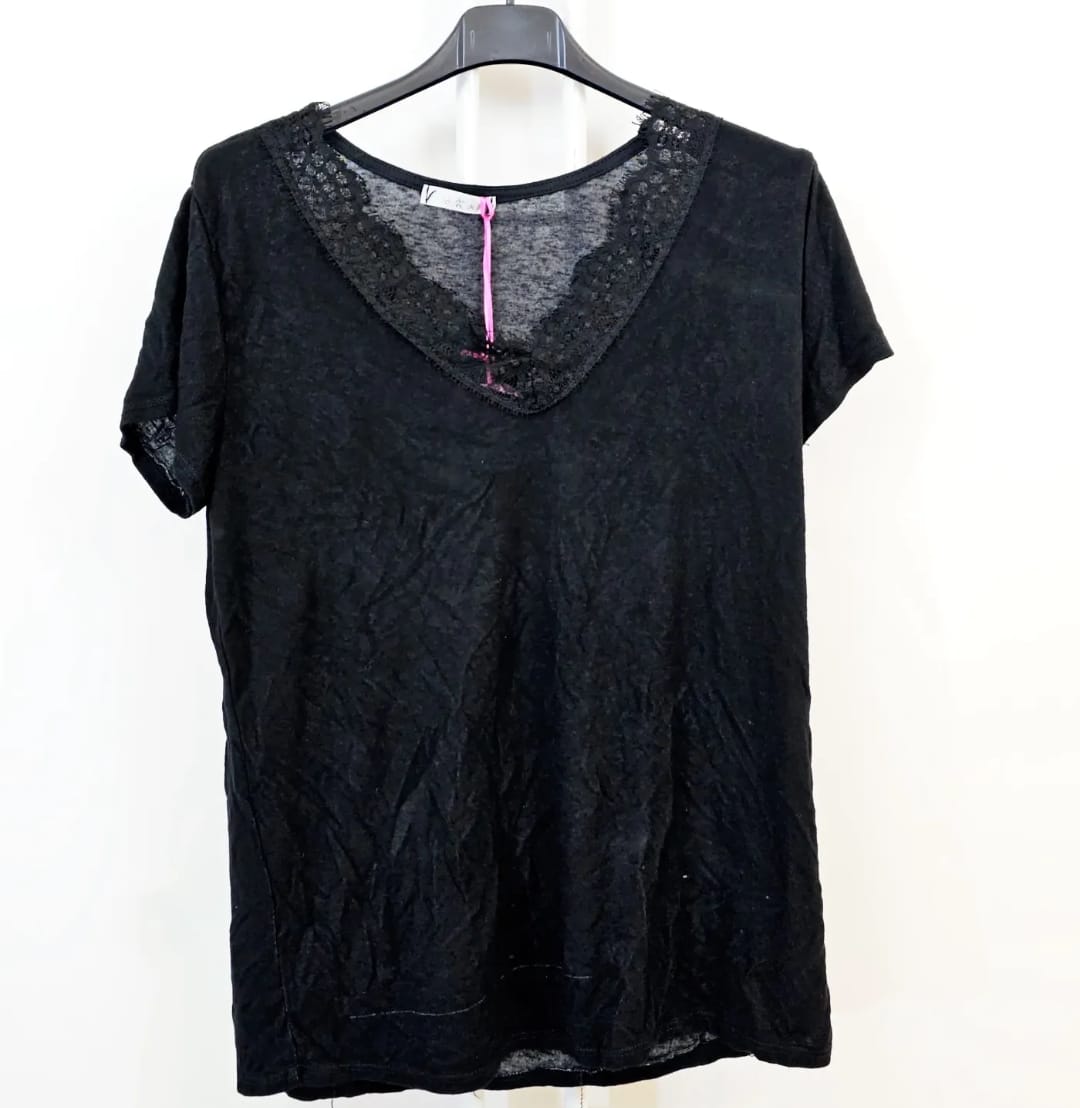 🌸 T-shirt "Doux Dentelle" – Élégance & Simplicité
