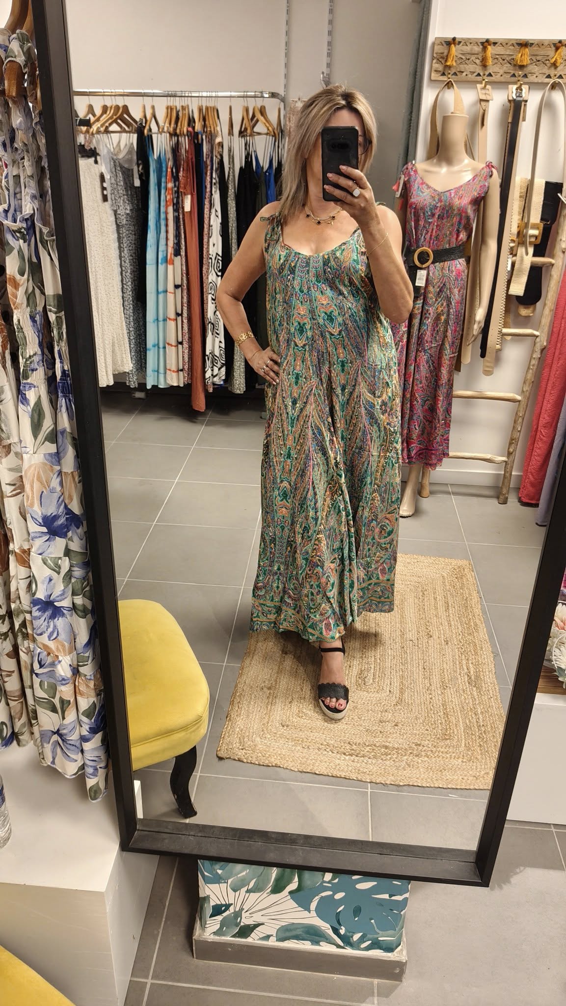 Robe longue bohème à bretelles – imprimé paisley & décolleté dos en V