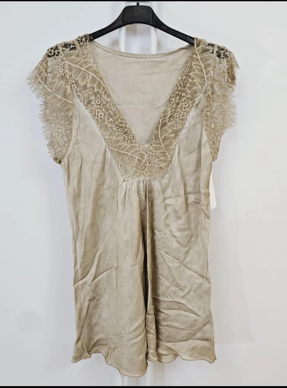 🌸 Haut en satin & dentelle – Élégance romantique