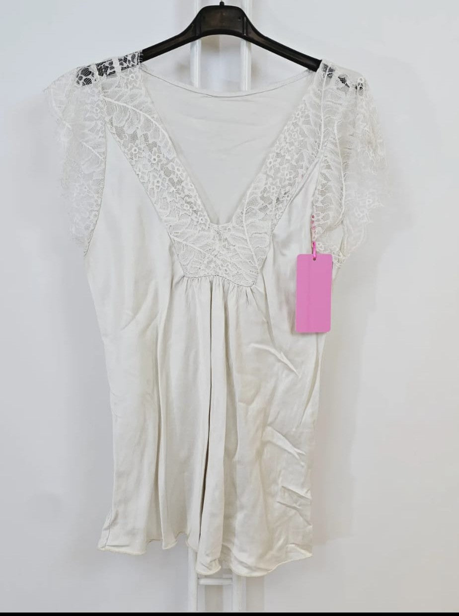 🌸 Haut en satin & dentelle – Élégance romantique