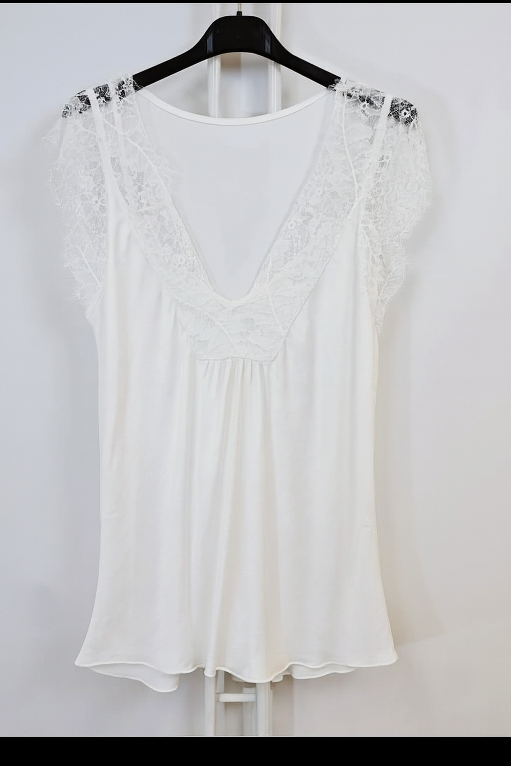 🌸 Haut en satin & dentelle – Élégance romantique